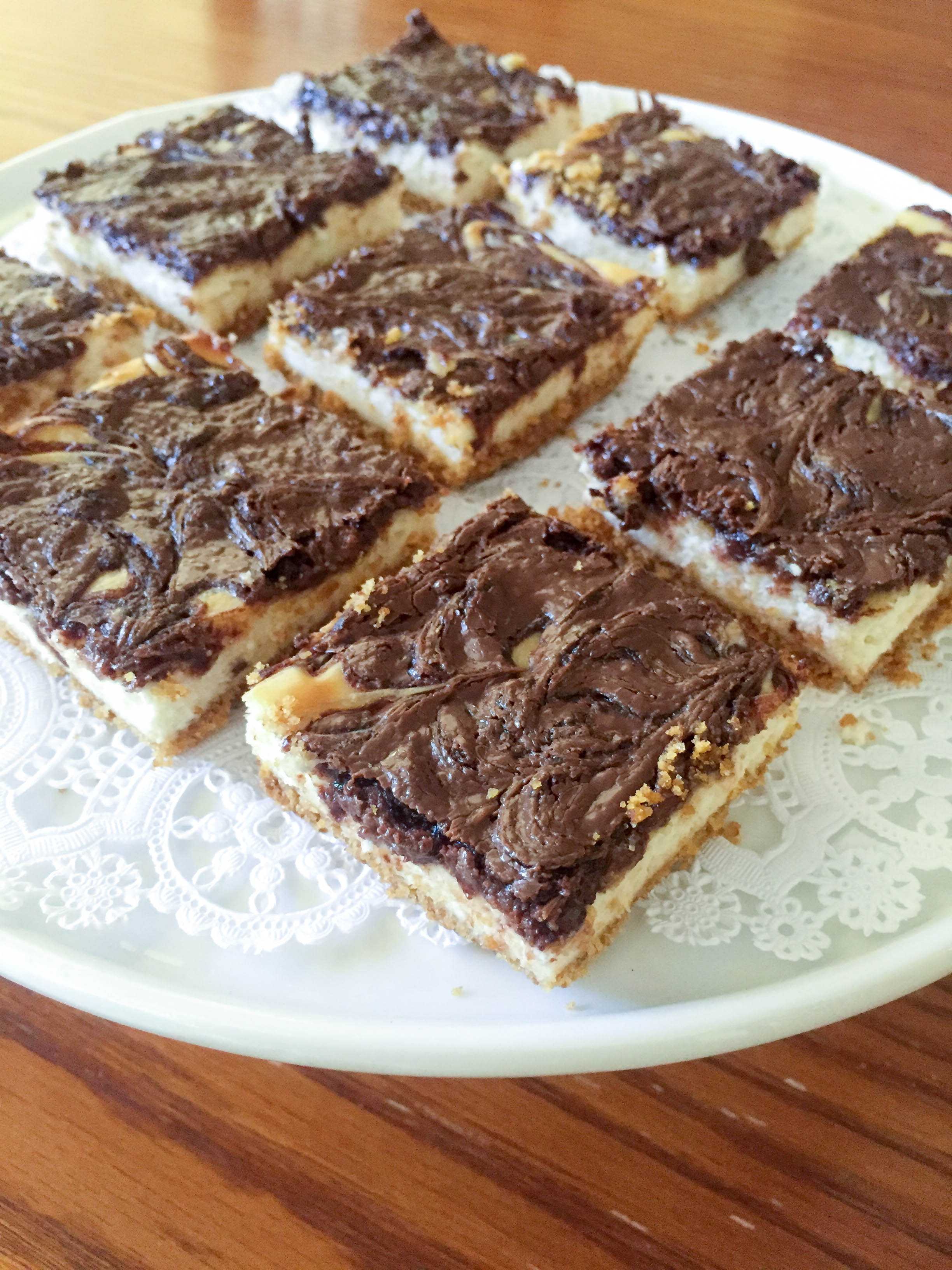 Nutella Cheesecake Bars are the perfect mix of chocolate with everyone's favorite dessert in one,easy to make (and eat!) dessert!