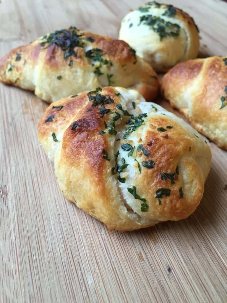 Cheesy garlic crescent rolls are the perfect addition to any family dinner. Easy and absolutely delicious with pizza, pasta or anything Italian!