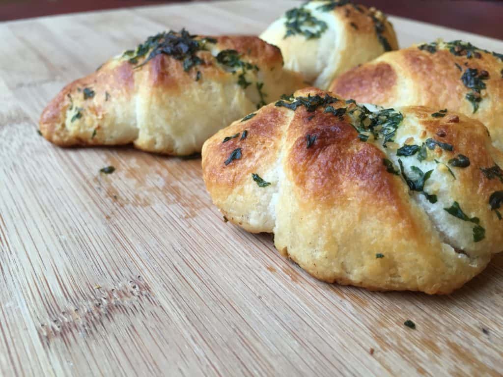Cheesy garlic crescent rolls are the perfect addition to any family dinner. Easy and absolutely delicious with pizza, pasta or anything Italian!