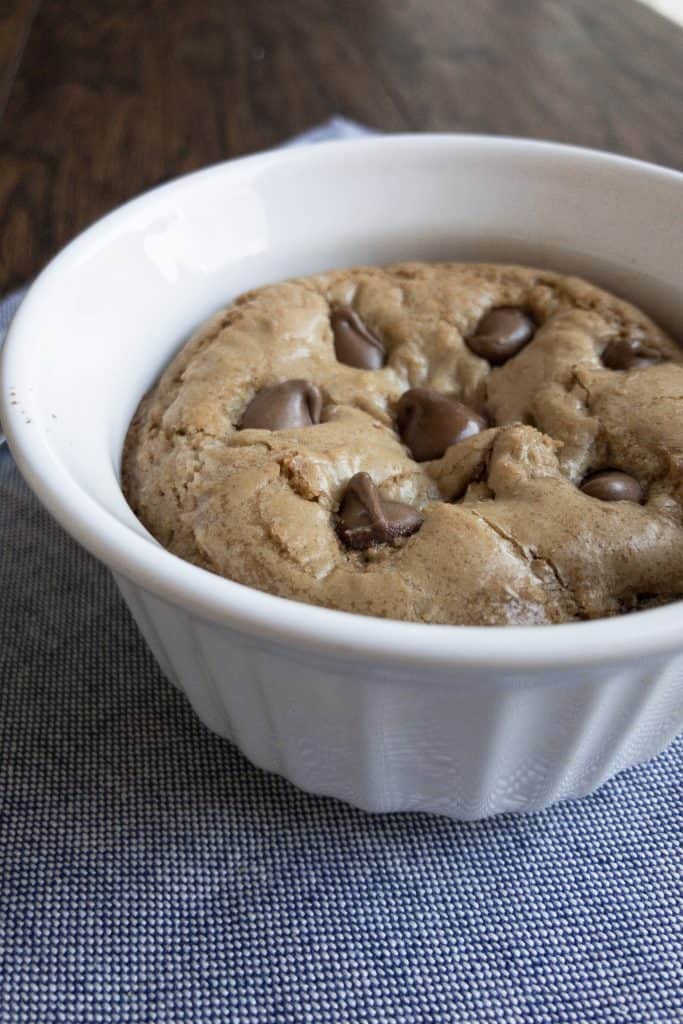 Doskonałe pojedyncze porcje deep dish chocolate chip cookie wokół!