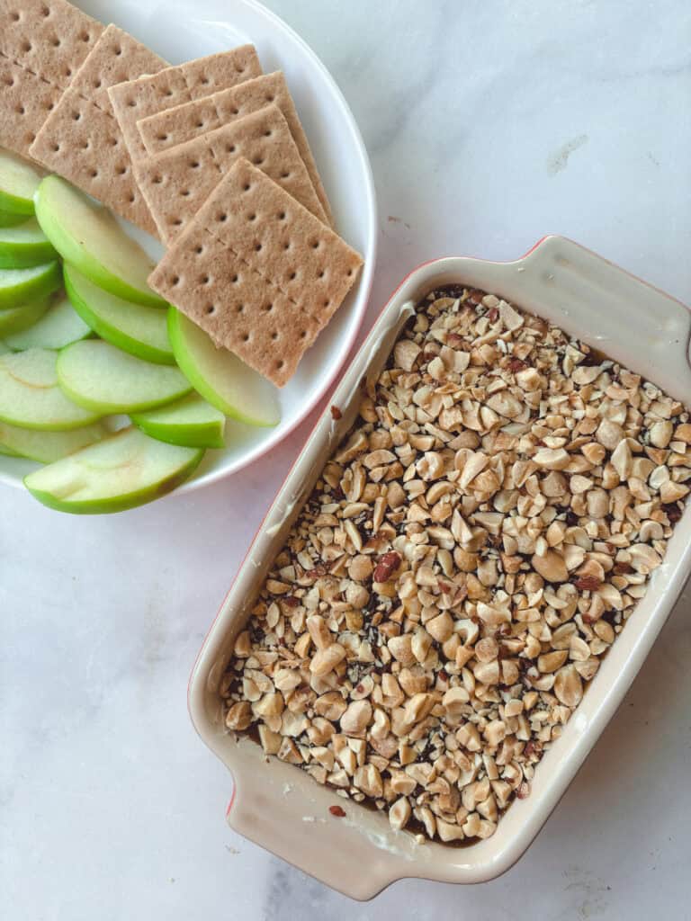 caramel apple cheesecake dip with sliced green apples and graham crackers
